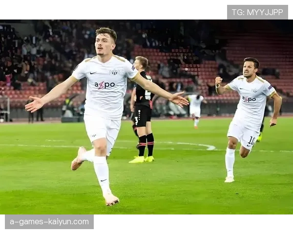 切尔西边路推进流畅，比赛节奏紧凑，切尔西那个3